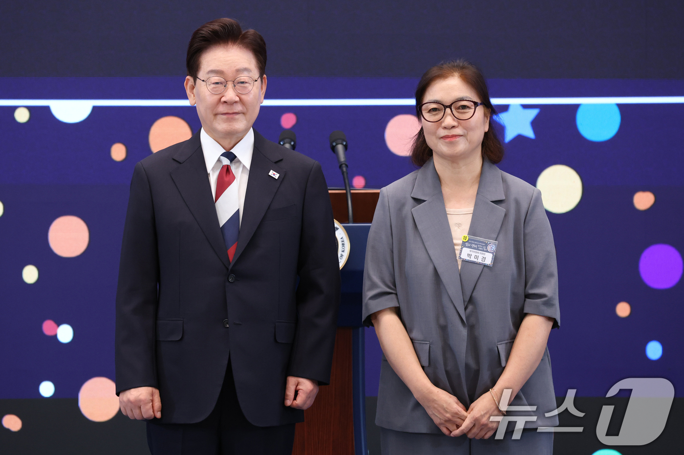 (서울=뉴스1) 허경 기자 = 이재명 대통령이 17일 청와대 영빈관에서 열린 '빛의 위원회' 출범기념 시민초청행사에서 박미경 위원장에게 위촉장을 수여한 뒤 기념촬영을 하고 있다. …