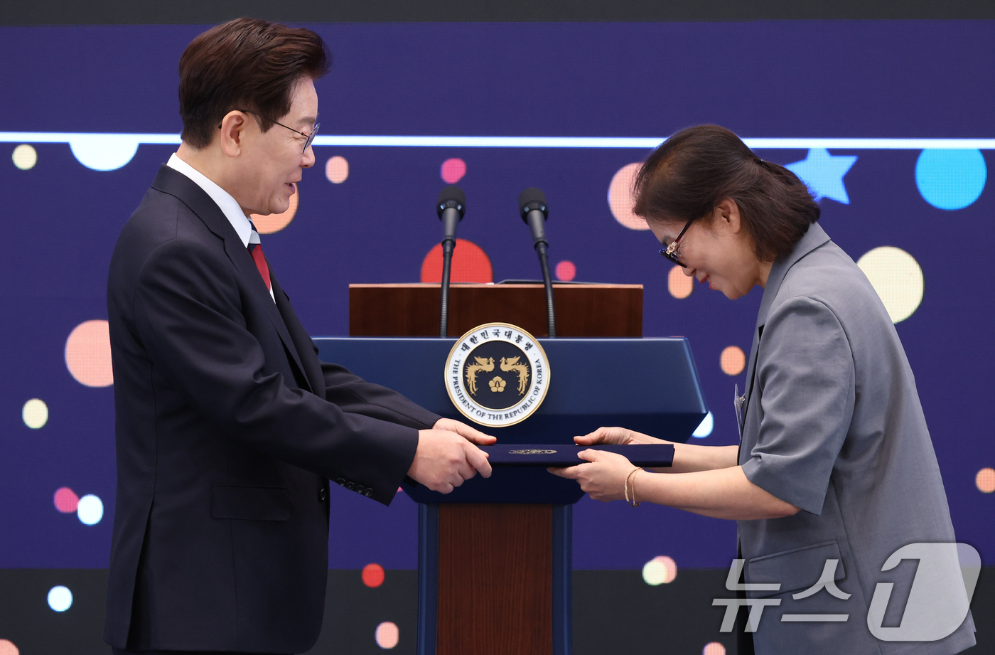 (서울=뉴스1) 허경 기자 = 이재명 대통령이 17일 청와대 영빈관에서 열린 '빛의 위원회' 출범기념 시민초청행사에서 박미경 위원장에게 위촉장을 수여하고 있다. 2026.7.17/ …