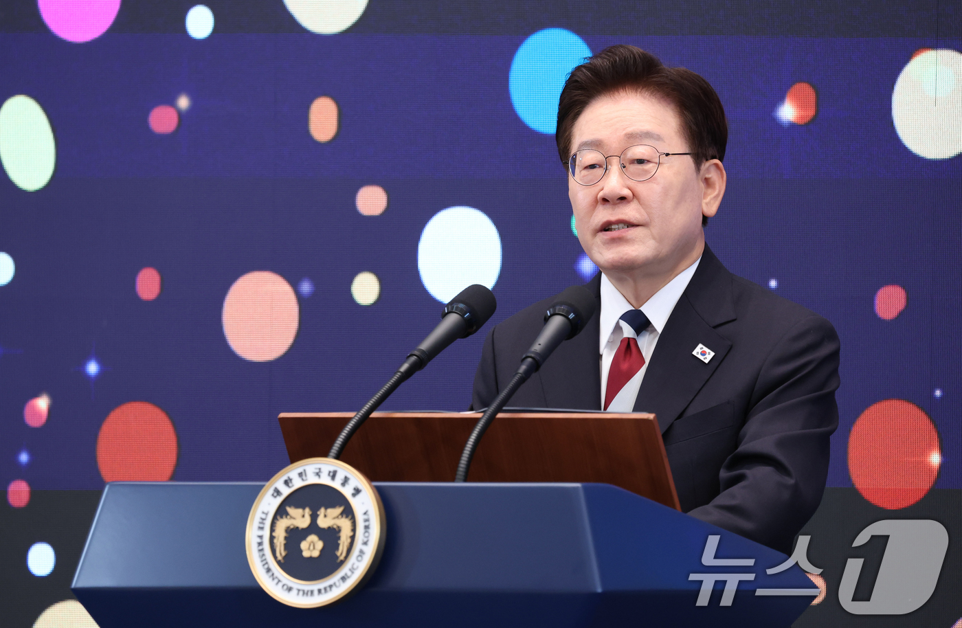 (서울=뉴스1) 허경 기자 = 이재명 대통령이 17일 청와대 영빈관에서 열린 '빛의 위원회' 출범기념 시민초청행사에서 발언하고 있다. 2026.7.17/뉴스1