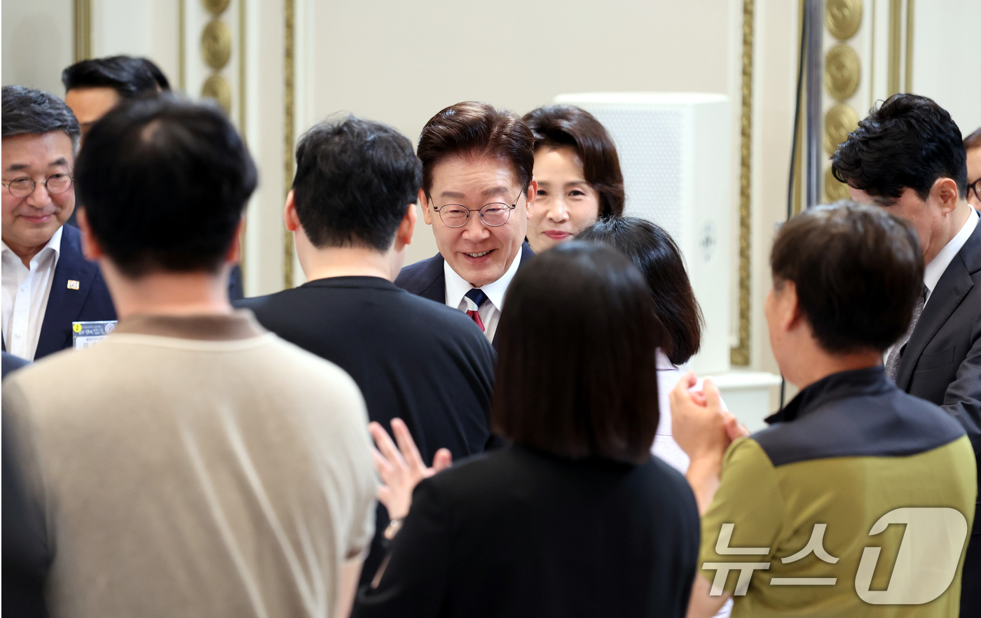 (서울=뉴스1) 허경 기자 = 이재명 대통령과 김혜경 여사가 17일 청와대 영빈관에서 열린 '빛의 위원회' 출범기념 시민초청행사에 입장하며 참석자들과 인사하고 있다. 2026.7. …