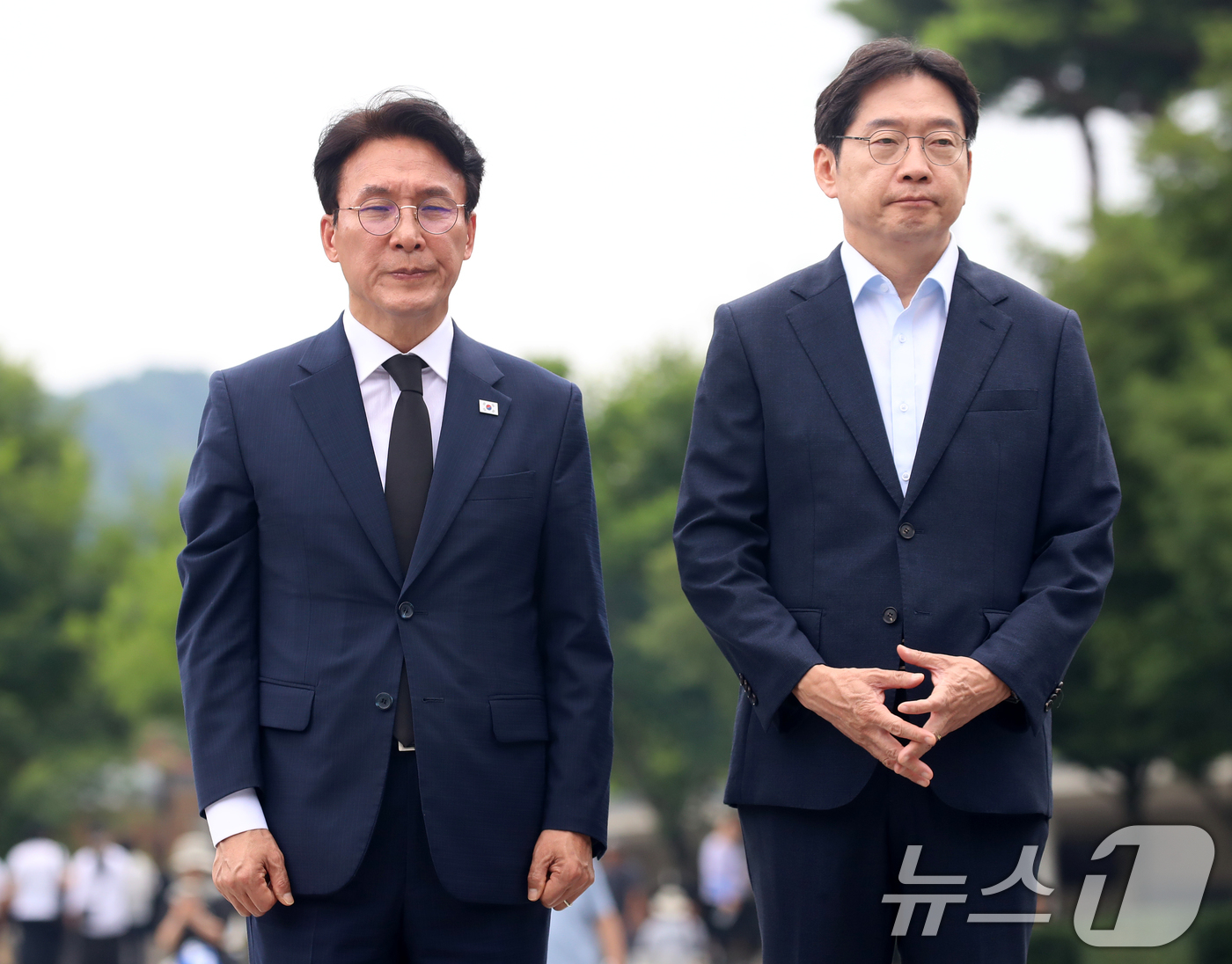 (김해=뉴스1) 윤일지 기자 = 더불어민주당 당대표 후보인 김민석 전 총리와 김경수 전 대통령 직속 지방시대위원회 위원장이 17일 경남 김해 진영읍 봉하마을을 찾아 고 노무현 전 …
