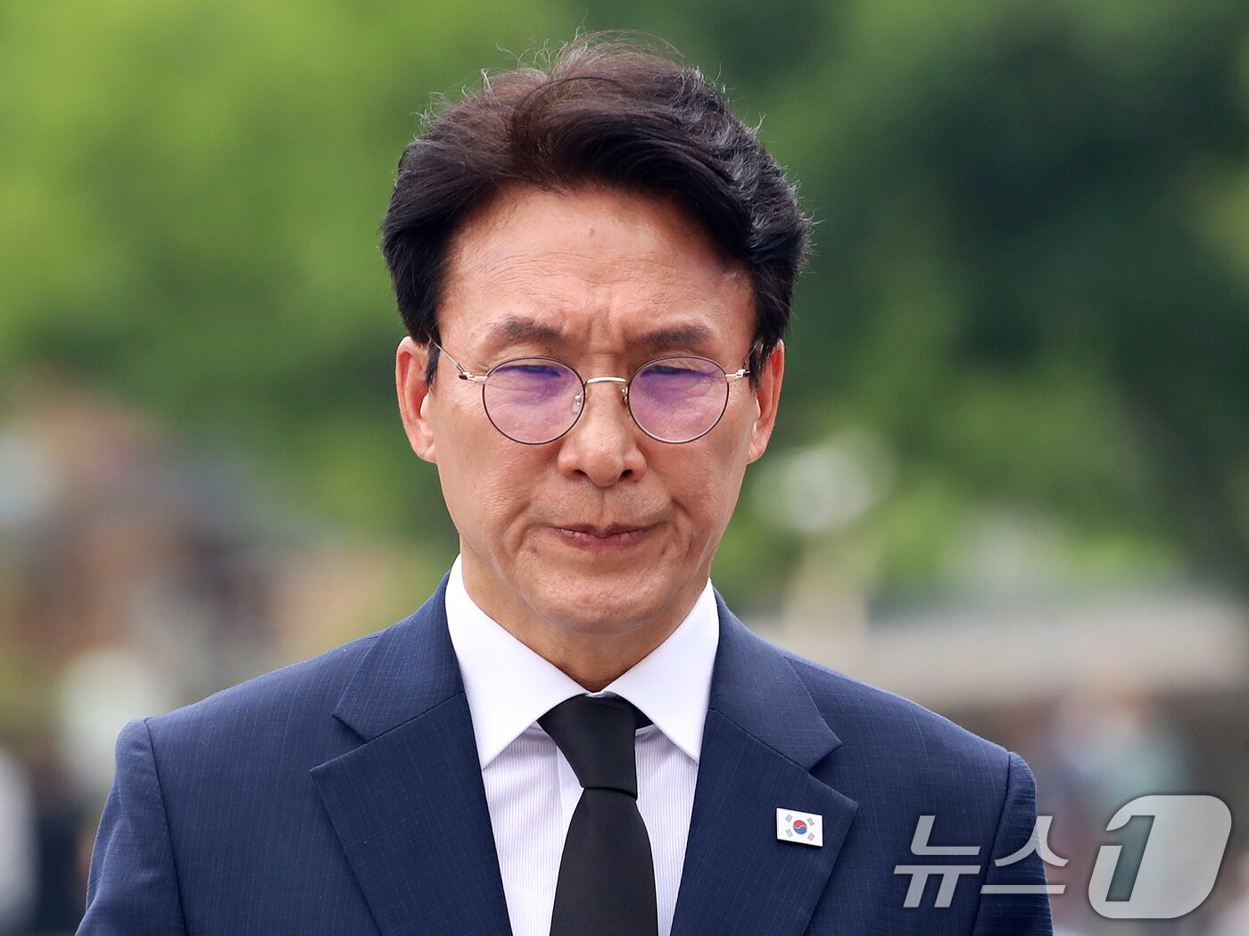 본문 이미지 - 더불어민주당 당대표 후보인 김민석 전 총리가 17일 경남 김해 진영읍 봉하마을을 찾아 고 노무현 전 대통령 묘역을 참배하고 있다. 2026.7.17 ⓒ 뉴스1 윤일지 기자