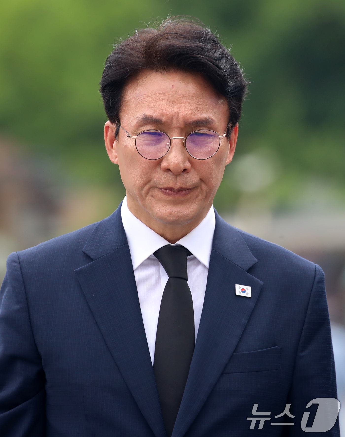 (김해=뉴스1) 윤일지 기자 = 더불어민주당 당대표 후보인 김민석 전 총리가 17일 경남 김해 진영읍 봉하마을을 찾아 고 노무현 전 대통령 묘역을 참배하고 있다. 2026.7.17 …