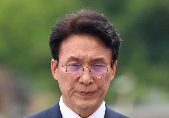 '당권 도전' 김민석, 고 노무현 전 대통령 묘역 참배
