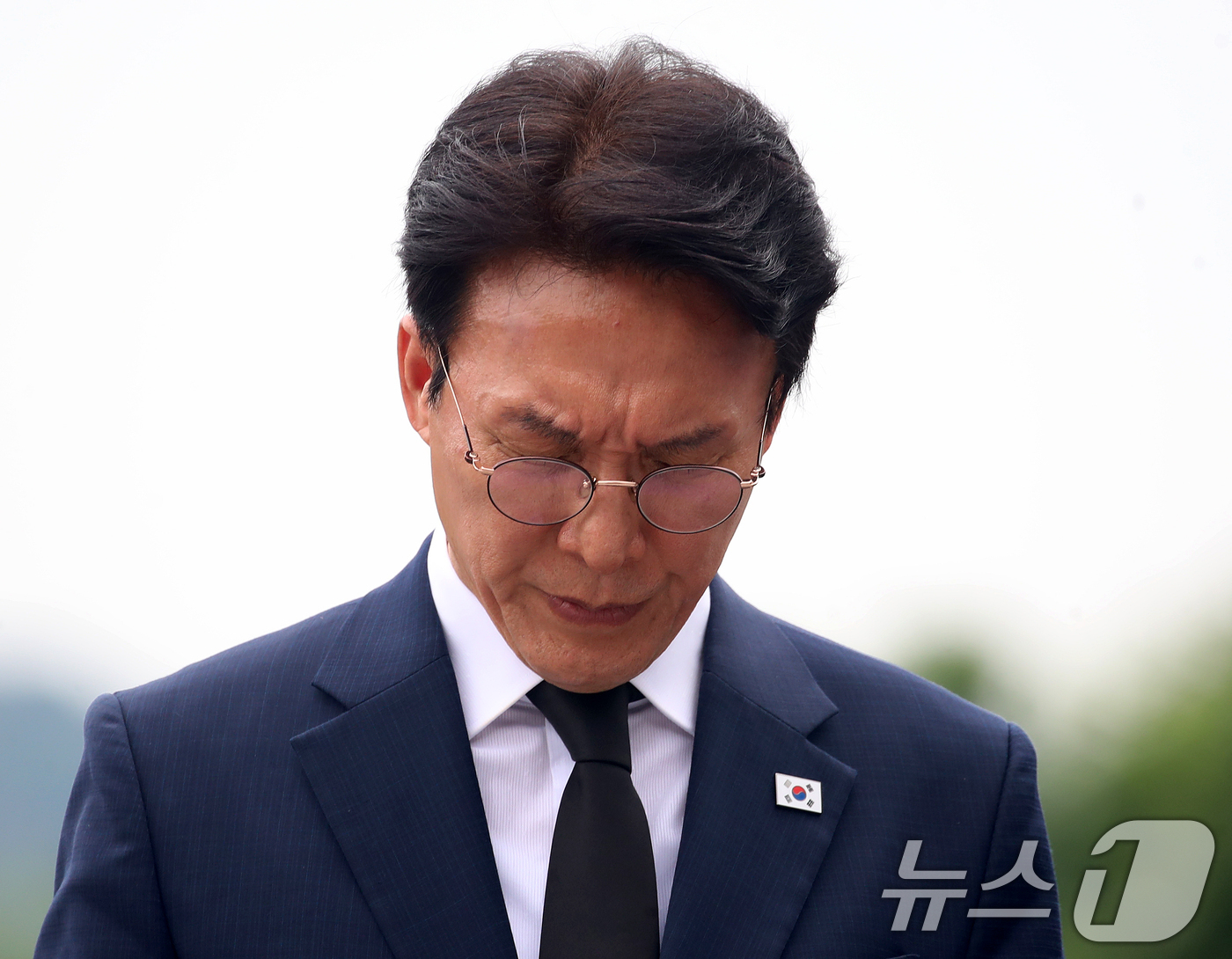 (김해=뉴스1) 윤일지 기자 = 더불어민주당 당대표 후보인 김민석 전 총리가 17일 경남 김해 진영읍 봉하마을을 찾아 고 노무현 전 대통령 묘역을 참배하고 있다.  2026.7.1 …