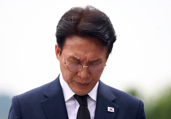 '당대표 도전' 김민석, 고 노 전 대통령 묘역 참배