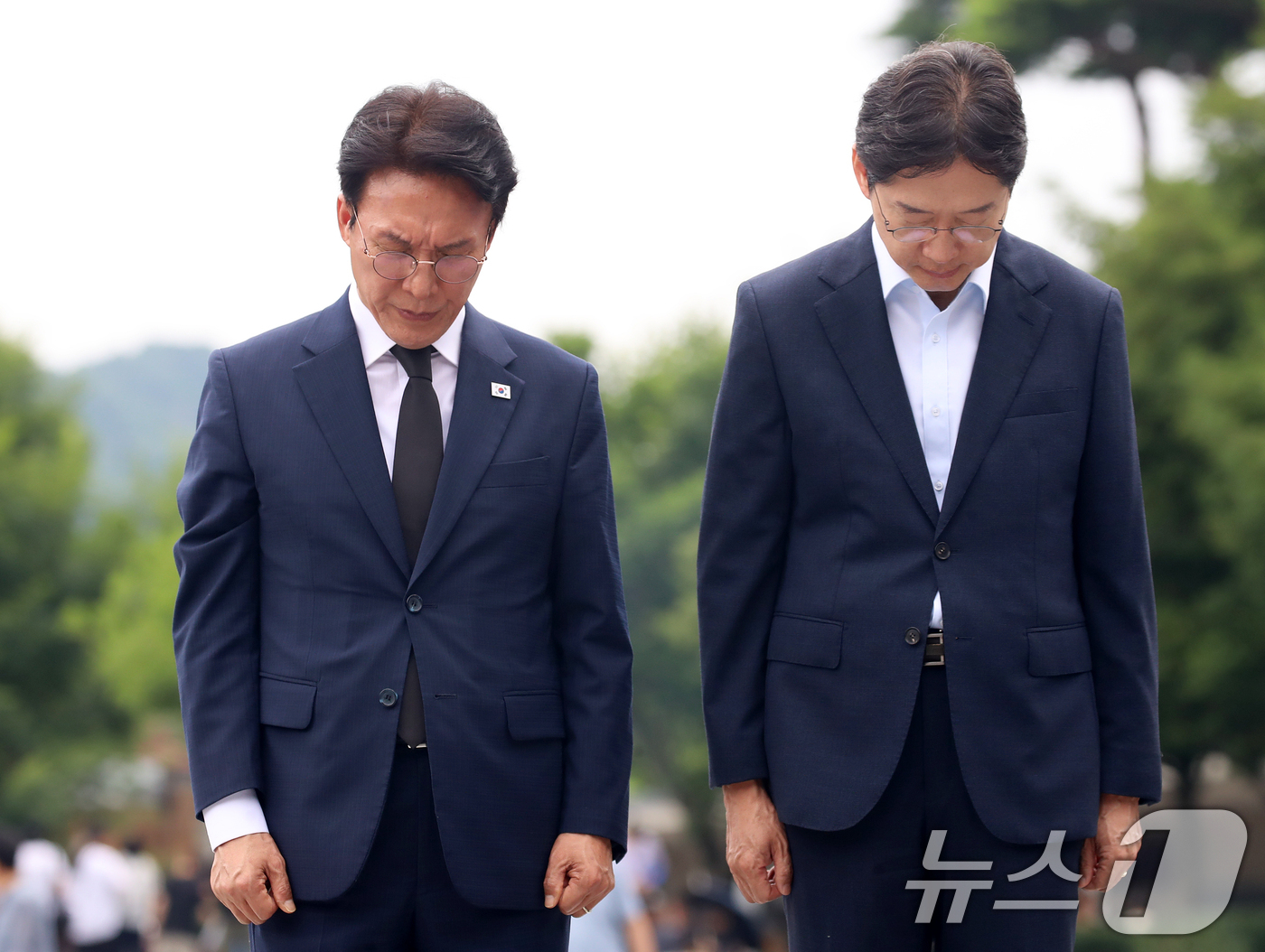 (김해=뉴스1) 윤일지 기자 = 더불어민주당 당대표 후보인 김민석 전 총리와 김경수 전 대통령 직속 지방시대위원회 위원장이 17일 경남 김해 진영읍 봉하마을을 찾아 고 노무현 전 …