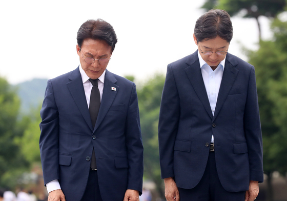 김민석·김경수, 고 노무현 전 대통령 묘역 참배