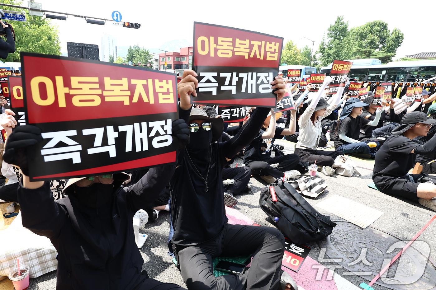 (서울=뉴스1) 김민지 기자 = 서이초등학교 교사 순직 3주기를 하루 앞둔 17일 오후 서울 종로구 정부서울청사 앞에서 열린 아동복지법 개정 촉구 집회에서 교사노동조합연맹(교사노조 …