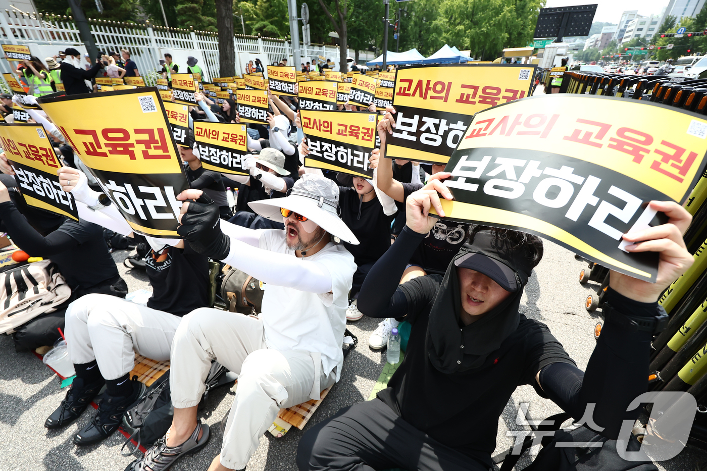 (서울=뉴스1) 김민지 기자 = 서이초등학교 교사 순직 3주기를 하루 앞둔 17일 오후 서울 종로구 정부서울청사 앞에서 열린 아동복지법 개정 촉구 집회에서 교사들이 아동복지법 개정 …