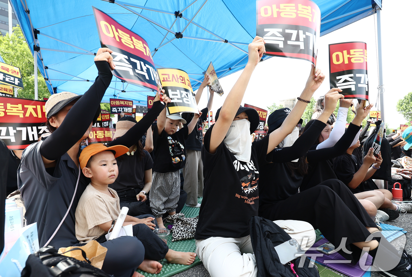 (서울=뉴스1) 김민지 기자 = 서이초등학교 교사 순직 3주기를 하루 앞둔 17일 오후 서울 종로구 정부서울청사 앞에서 열린 아동복지법 개정 촉구 집회에서 교사들이 아동복지법 개정 …