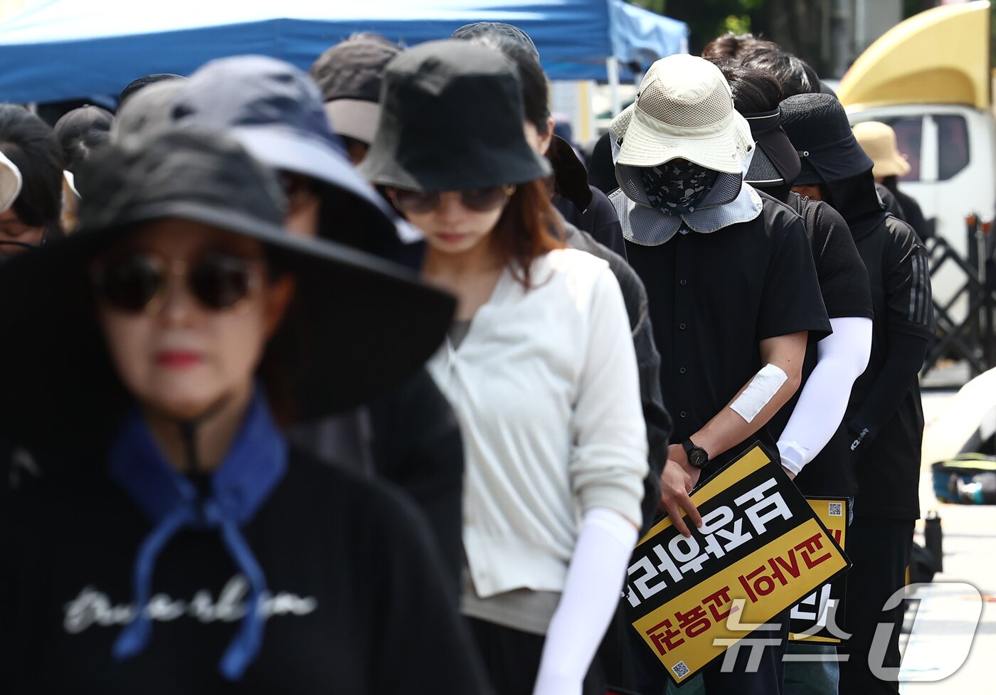 본문 이미지 - 서이초등학교 교사 순직 3주기를 하루 앞둔 17일 오후 서울 종로구 정부서울청사 앞에서 열린 아동복지법 개정 촉구 집회에서 교사노동조합연맹(교사노조) 소속 교사들이 고인을 위해 추모 묵념을 하고 있다. 2026.7.17 ⓒ 뉴스1 김민지 기자