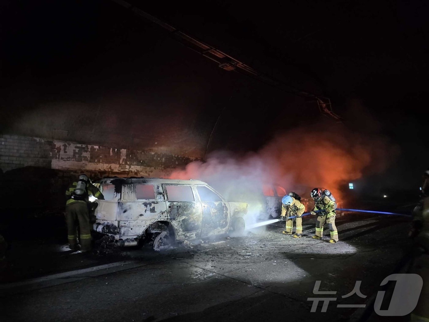 (강릉=뉴스1) 한귀섭 기자 = 17일 오전 11시 52분쯤 강원 강릉 왕산면 영동고속도로 강릉 방향 대관령 4터널에서 소방대원들이 차량 화재를 진압하고 있다.(강원도소방본부 제공 …