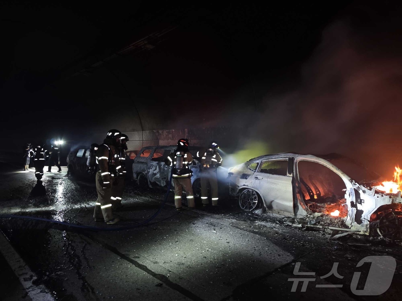 (강릉=뉴스1) 한귀섭 기자 = 17일 오전 11시 52분쯤 강원 강릉 왕산면 영동고속도로 강릉 방향 대관령 4터널에서 소방대원들이 차량 화재를 진압하고 있다.(강원도소방본부 제공 …