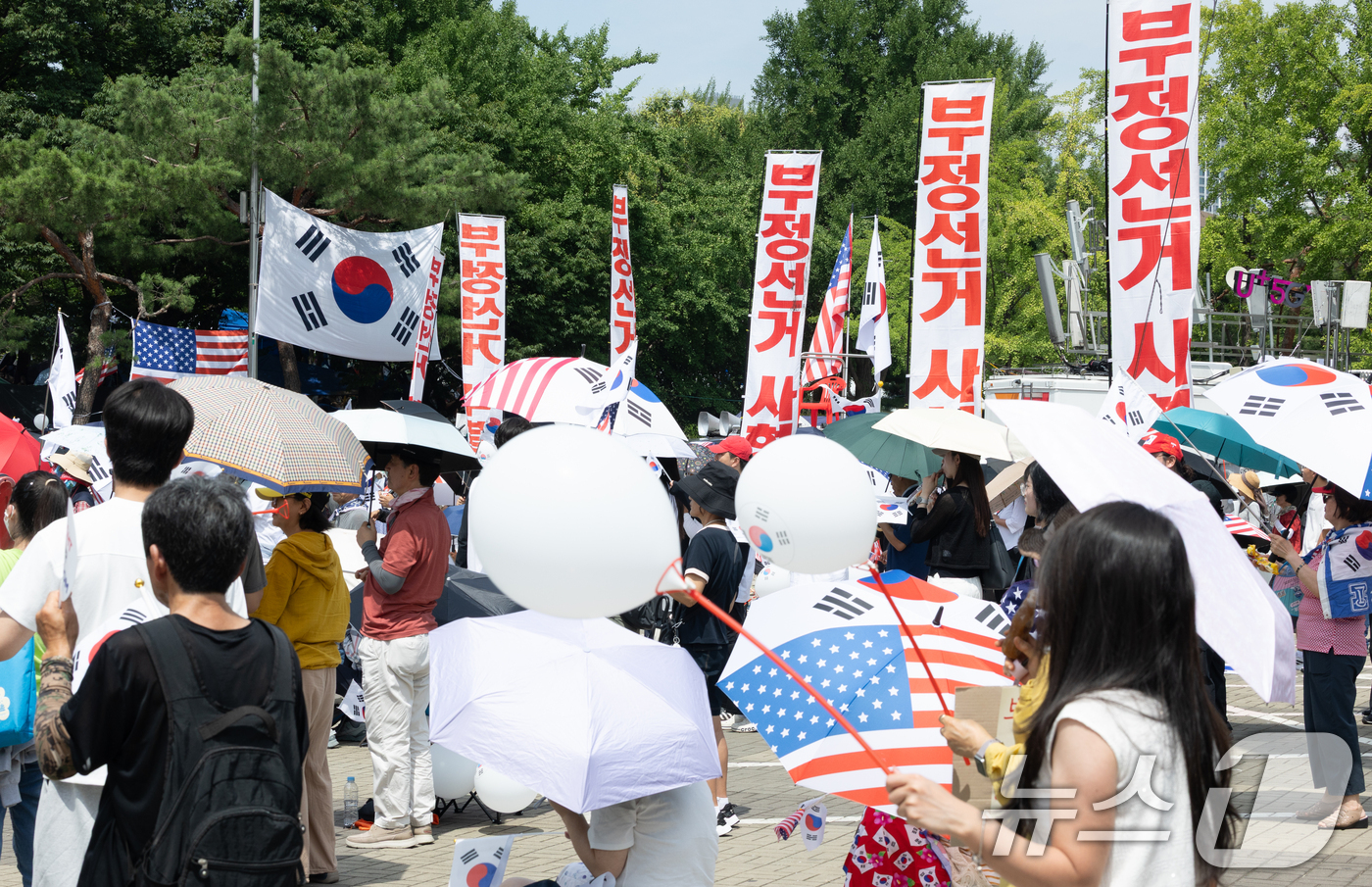 (서울=뉴스1) 안은나 기자 = 6·3지방선거 이후 한 달 넘게 개표소 봉쇄 시위가 계속되고 있는 17일 서울 송파구 올림픽공원 핸드볼경기장 앞 시위 현장을 찾은 시민들이 구호를 …