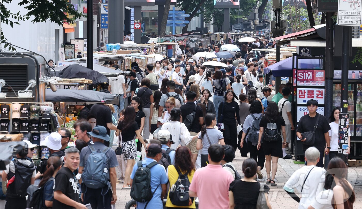 본문 이미지 - 제헌절 연휴가 시작된 17일 오후 서울 중구 명동이 시민들과 외국인 관광객들로 붐비고 있다. 2026.7.17 ⓒ 뉴스1 김성진 기자