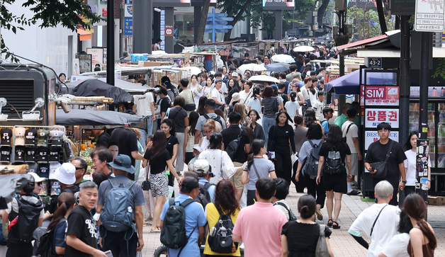 제헌절 연휴 시작, 명동은 인산인해