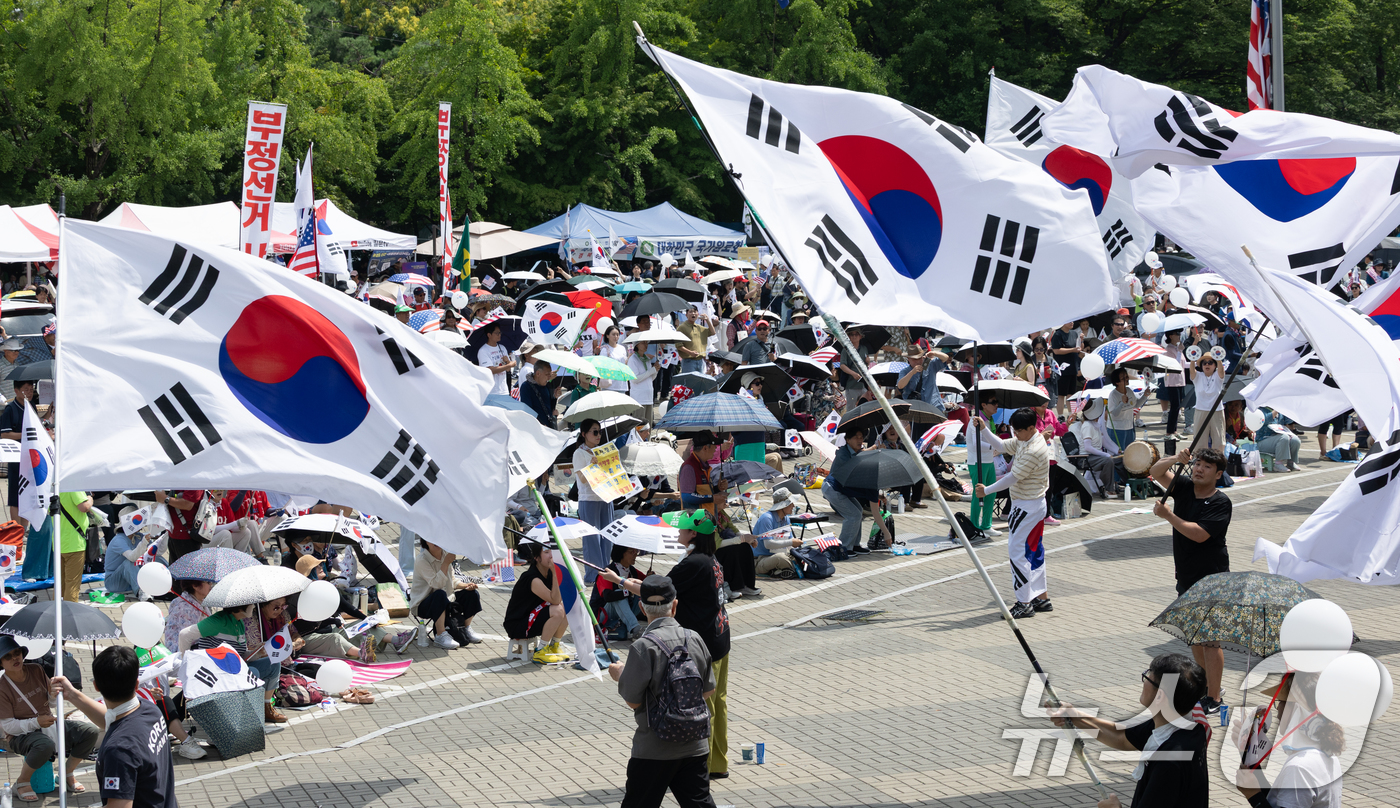 (서울=뉴스1) 안은나 기자 = 6·3지방선거 이후 한 달 넘게 개표소 봉쇄 시위가 계속되고 있는 17일 서울 송파구 올림픽공원 핸드볼경기장 앞 시위 현장을 찾은 시민들이 구호를 …