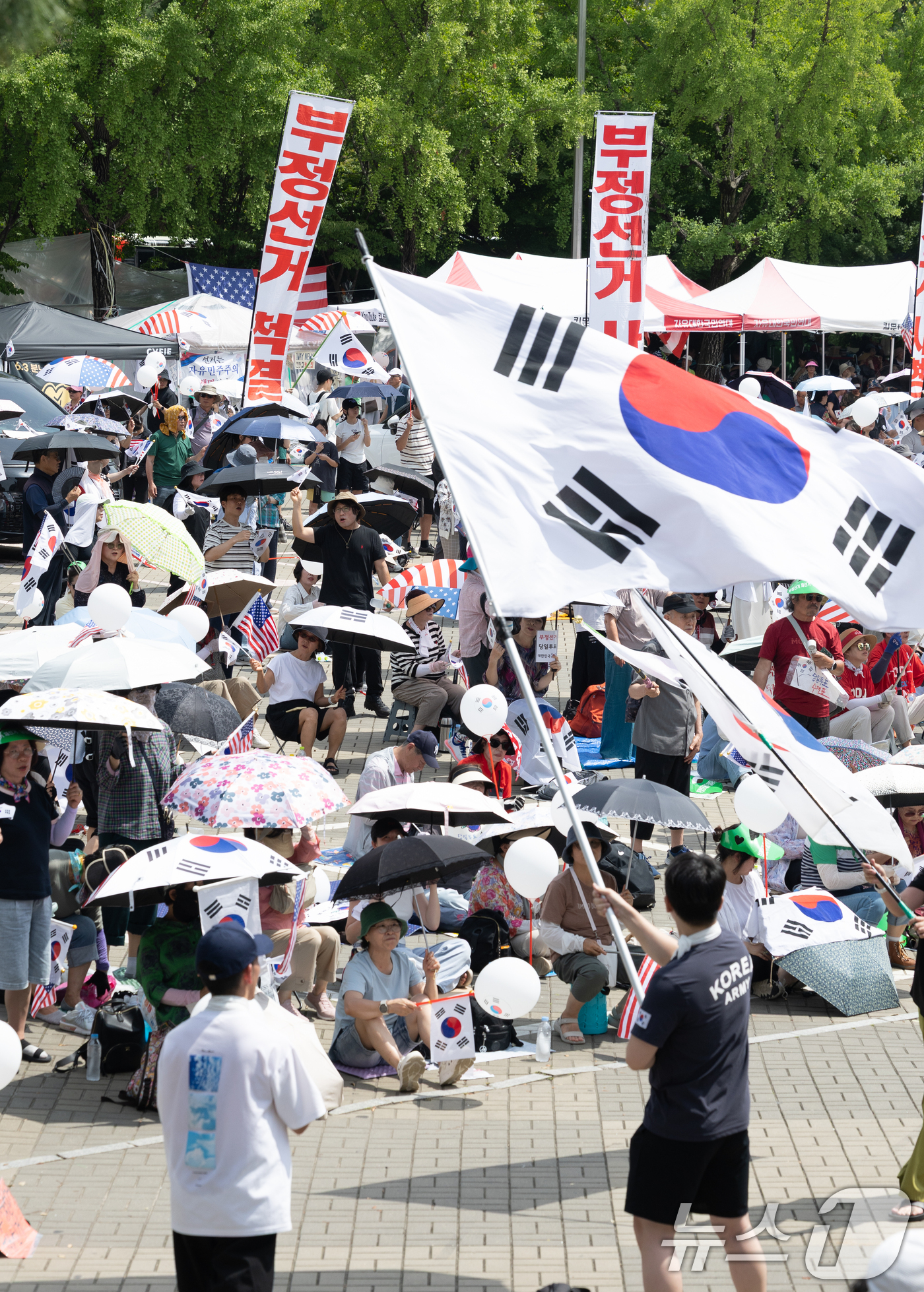 (서울=뉴스1) 안은나 기자 = 6·3지방선거 이후 한 달 넘게 개표소 봉쇄 시위가 계속되고 있는 17일 서울 송파구 올림픽공원 핸드볼경기장 앞 시위 현장을 찾은 시민들이 구호를 …