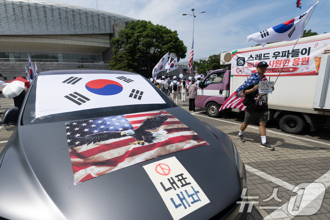 (서울=뉴스1) 안은나 기자 = 6·3지방선거 이후 한 달 넘게 개표소 봉쇄 시위가 계속되고 있는 17일 서울 송파구 올림픽공원 핸드볼경기장 앞 시위 현장 차량에 태극기와 성조기가 …