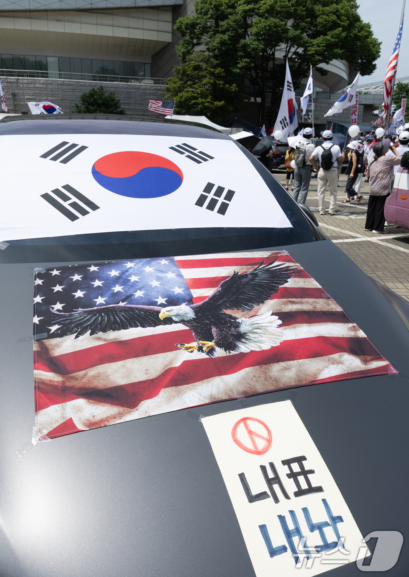 (서울=뉴스1) 안은나 기자 = 6·3지방선거 이후 한 달 넘게 개표소 봉쇄 시위가 계속되고 있는 17일 서울 송파구 올림픽공원 핸드볼경기장 앞 시위 현장 차량에 태극기와 성조기가 …