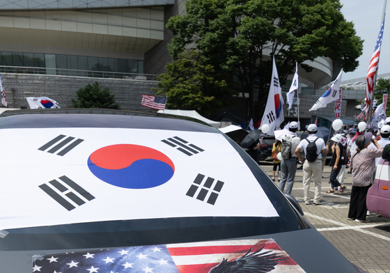 한 달 넘게 이어지는 개표소 봉쇄 시위