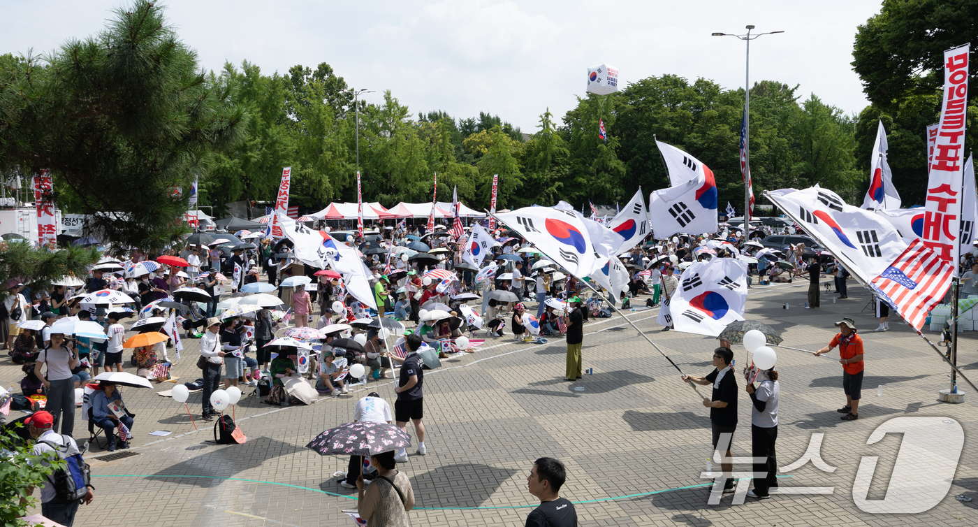 (서울=뉴스1) 안은나 기자 = 6·3지방선거 이후 한 달 넘게 개표소 봉쇄 시위가 계속되고 있는 17일 서울 송파구 올림픽공원 핸드볼경기장 앞 시위 현장을 찾은 시민들이 구호를 …