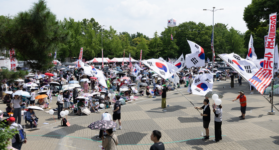 제헌절 연휴에도 이어지는 개표소 봉쇄 시위