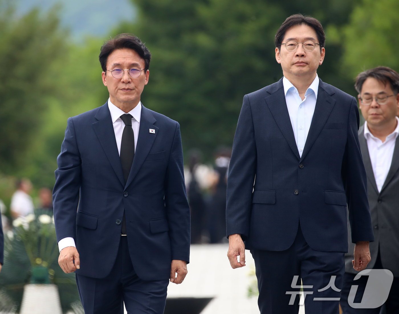 (김해=뉴스1) 윤일지 기자 = 더불어민주당 당대표 후보인 김민석 전 총리와 김경수 전 대통령 직속 지방시대위원회 위원장이 17일 경남 김해 진영읍 봉하마을을 찾아 고 노무현 전 …