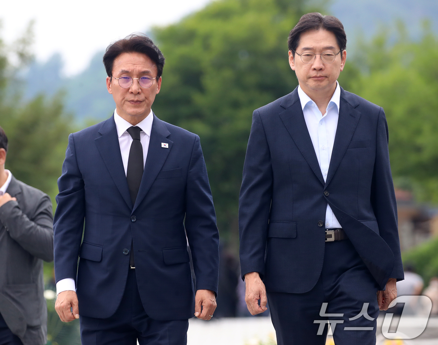 (김해=뉴스1) 윤일지 기자 = 더불어민주당 당대표 후보인 김민석 전 총리와 김경수 전 대통령 직속 지방시대위원회 위원장이 17일 경남 김해 진영읍 봉하마을을 찾아 고 노무현 전 …