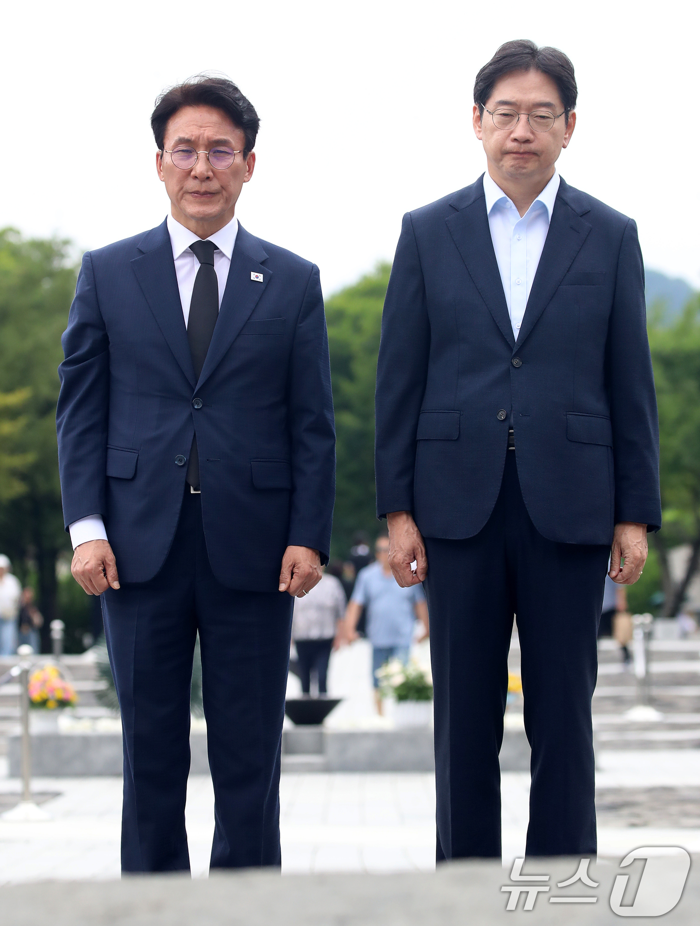 (김해=뉴스1) 윤일지 기자 = 더불어민주당 당대표 후보인 김민석 전 총리와 김경수 전 대통령 직속 지방시대위원회 위원장이 17일 경남 김해 진영읍 봉하마을을 찾아 고 노무현 전 …