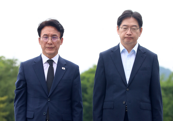 너럭바위 앞에 선 김민석·김경수