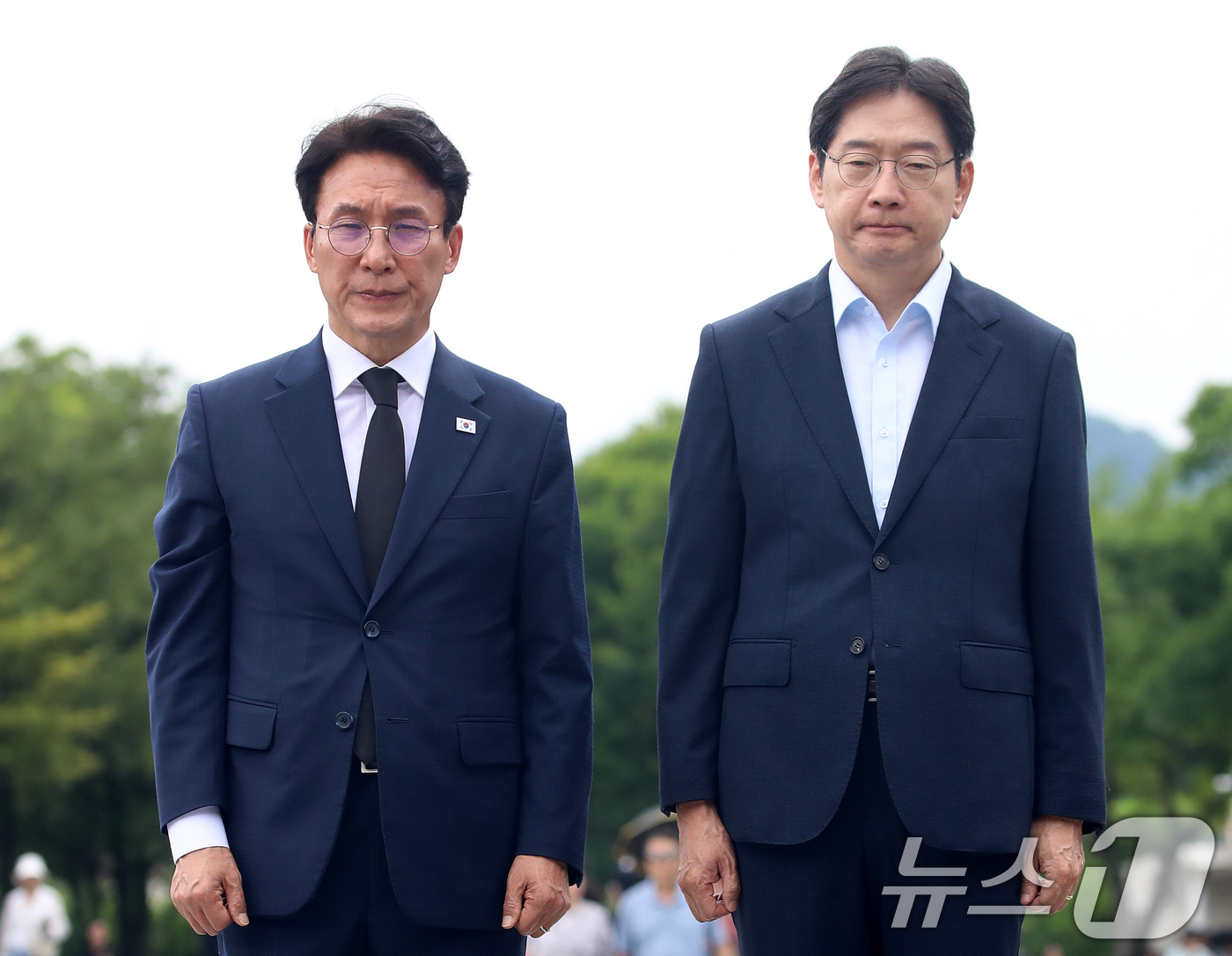 (김해=뉴스1) 윤일지 기자 = 더불어민주당 당대표 후보인 김민석 전 총리와 김경수 전 대통령 직속 지방시대위원회 위원장이 17일 경남 김해 진영읍 봉하마을을 찾아 고 노무현 전 …