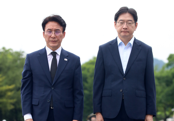 너럭바위 앞에 선 김민석·김경수