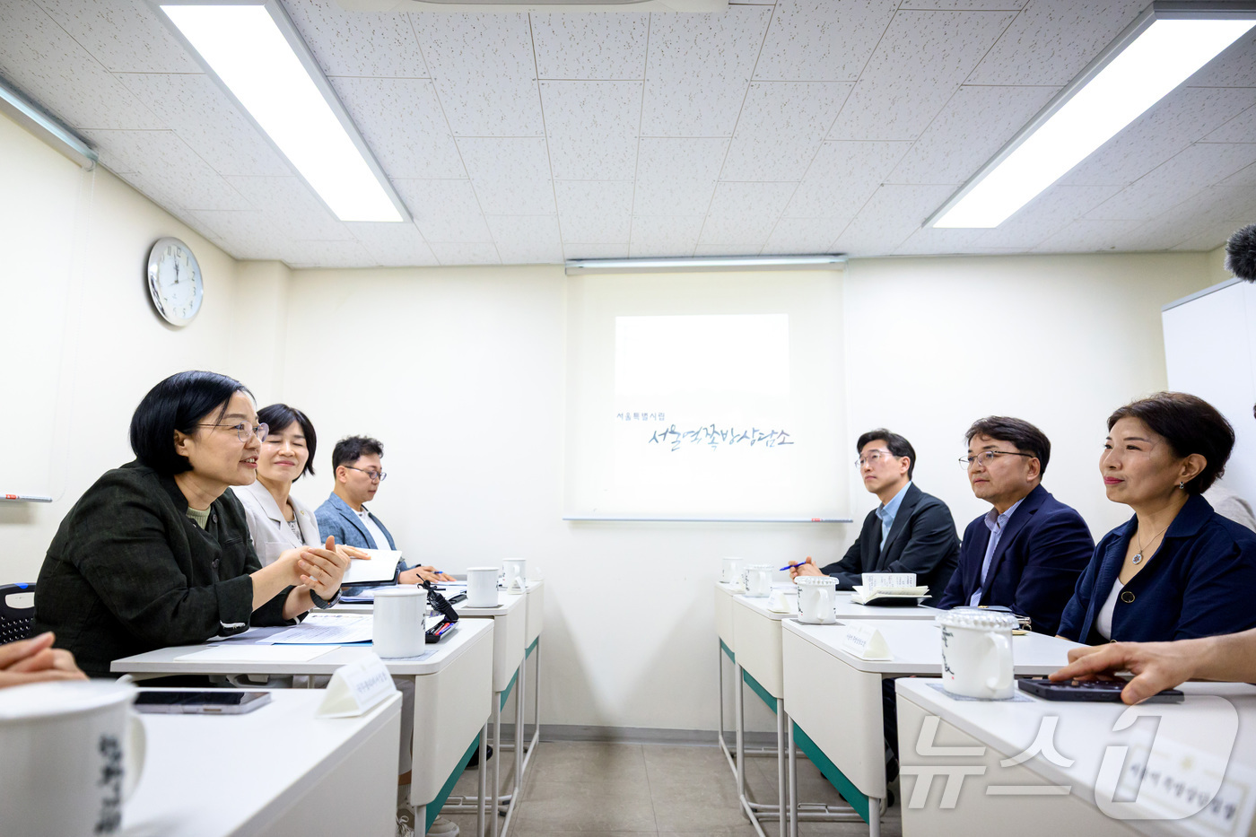 (서울=뉴스1) = 한성숙 국무총리가 17일 서울 용산구 서울역쪽방상담소에서 간담회를 하고 있다. (총리실 제공. 재판매 및 DB 금지) 2026.7.17/뉴스1