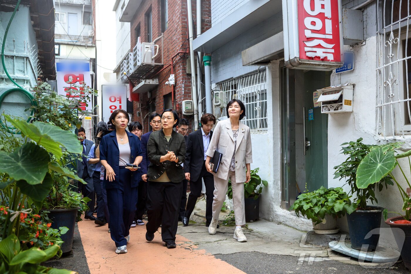 본문 이미지 - 한성숙 국무총리가 17일 서울 용산구 쪽방촌 골목에서 유호연 서울역 쪽방상담소장에게 설명을 듣고 있다. (총리실 제공. 재판매 및 DB 금지) 2026.7.17 ⓒ 뉴스1