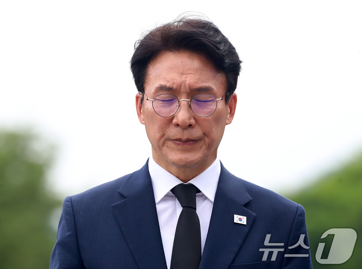 (김해=뉴스1) 윤일지 기자 = 더불어민주당 당대표 후보인 김민석 전 총리가 17일 경남 김해 진영읍 봉하마을을 찾아 고 노무현 전 대통령 묘역을 참배하고 있다. 2026.7.17 …