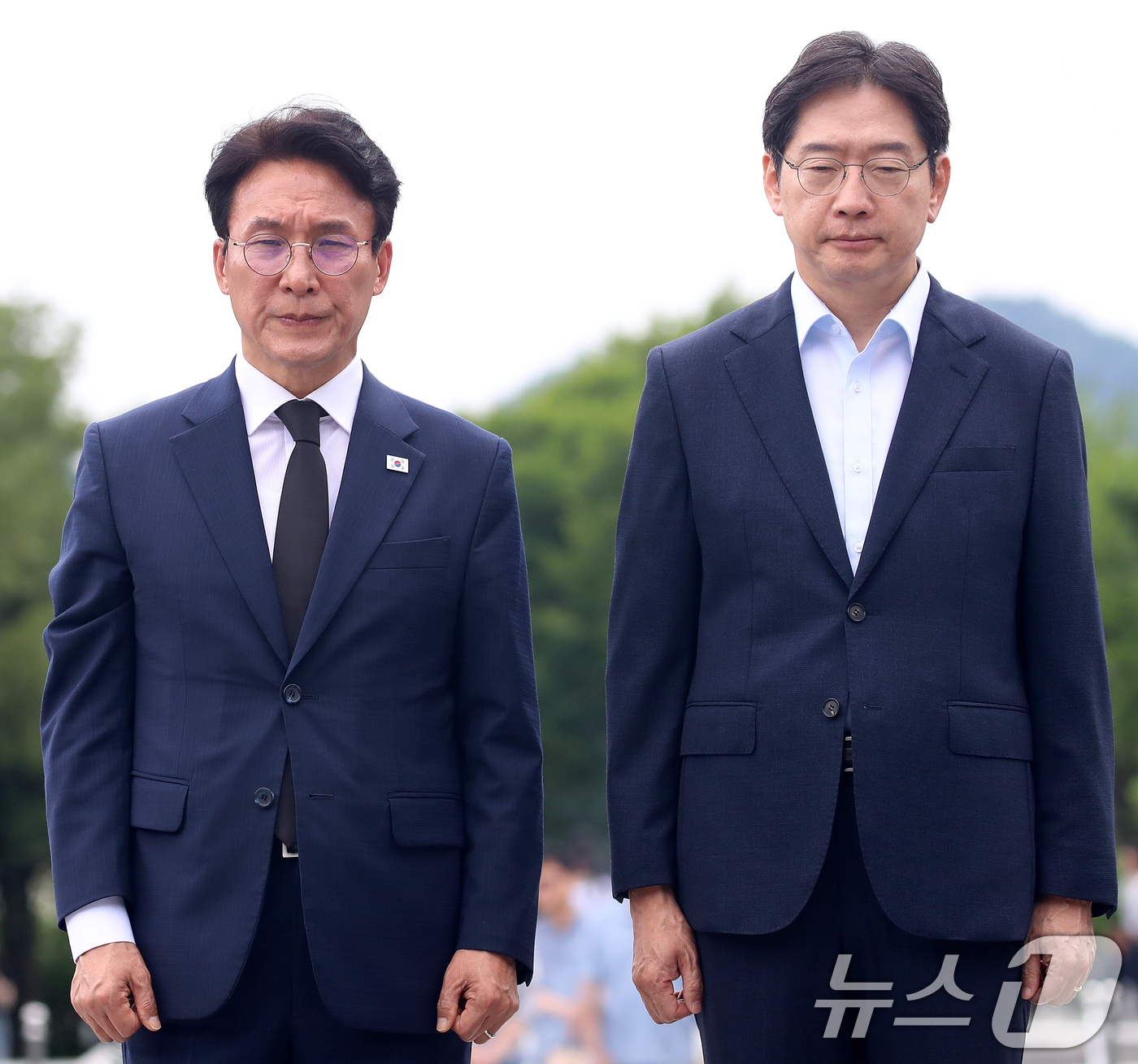 (김해=뉴스1) 윤일지 기자 = 더불어민주당 당대표 후보인 김민석 전 총리와 김경수 전 대통령 직속 지방시대위원회 위원장이 17일 경남 김해 진영읍 봉하마을을 찾아 고 노무현 전 …