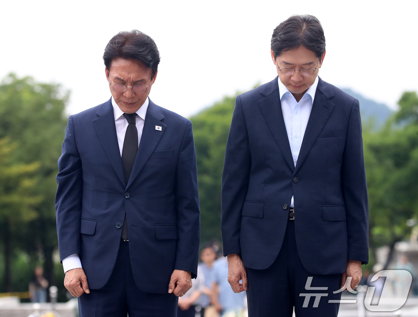 (김해=뉴스1) 윤일지 기자 = 더불어민주당 당대표 후보인 김민석 전 총리와 김경수 전 대통령 직속 지방시대위원회 위원장이 17일 경남 김해 진영읍 봉하마을을 찾아 고 노무현 전 …