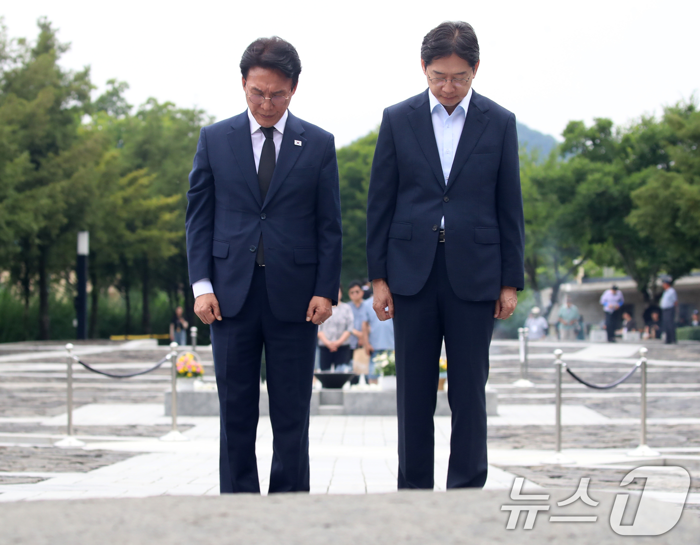 (김해=뉴스1) 윤일지 기자 = 더불어민주당 당대표 후보인 김민석 전 총리와 김경수 전 대통령 직속 지방시대위원회 위원장이 17일 경남 김해 진영읍 봉하마을을 찾아 고 노무현 전 …