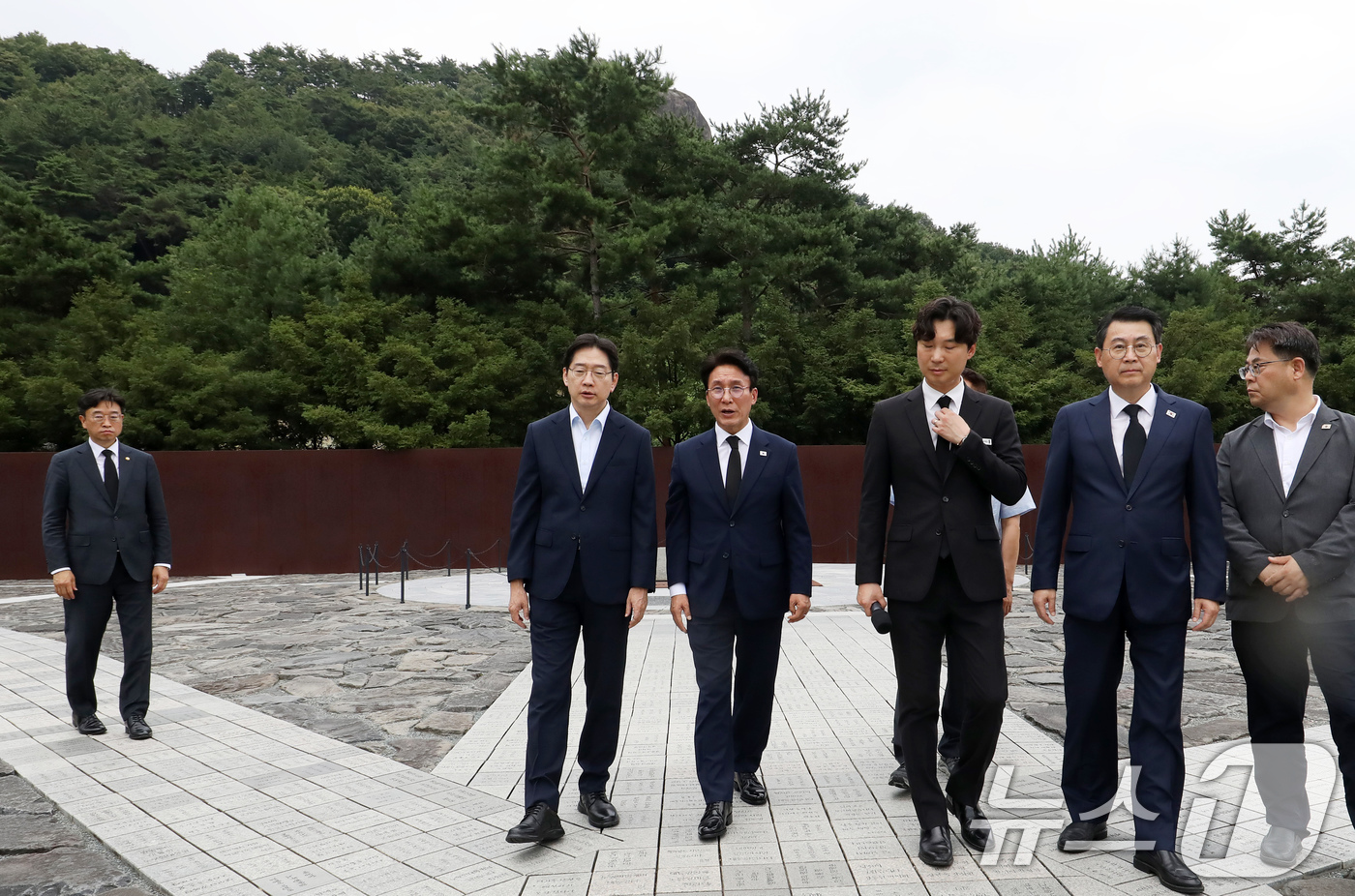 (김해=뉴스1) 윤일지 기자 = 더불어민주당 당대표 후보인 김민석 전 총리와 김경수 전 대통령 직속 지방시대위원회 위원장이 17일 경남 김해 진영읍 봉하마을을 찾아 고 노무현 전 …
