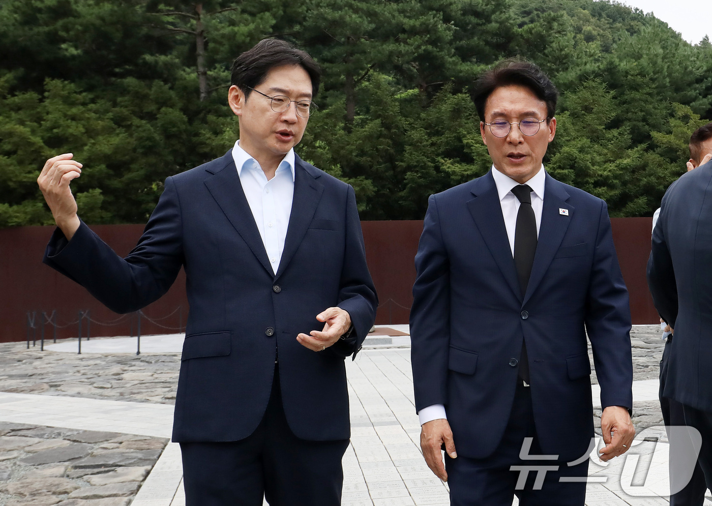 (김해=뉴스1) 윤일지 기자 = 더불어민주당 당대표 후보인 김민석 전 총리와 김경수 전 대통령 직속 지방시대위원회 위원장이 17일 경남 김해 진영읍 봉하마을을 찾아 고 노무현 전 …