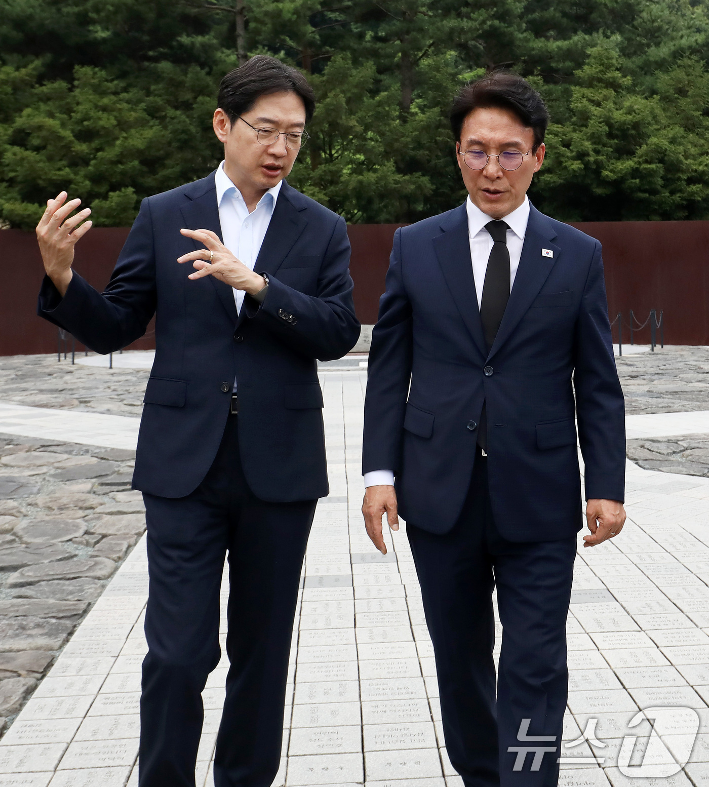 (김해=뉴스1) 윤일지 기자 = 더불어민주당 당대표 후보인 김민석 전 총리와 김경수 전 대통령 직속 지방시대위원회 위원장이 17일 경남 김해 진영읍 봉하마을을 찾아 고 노무현 전 …