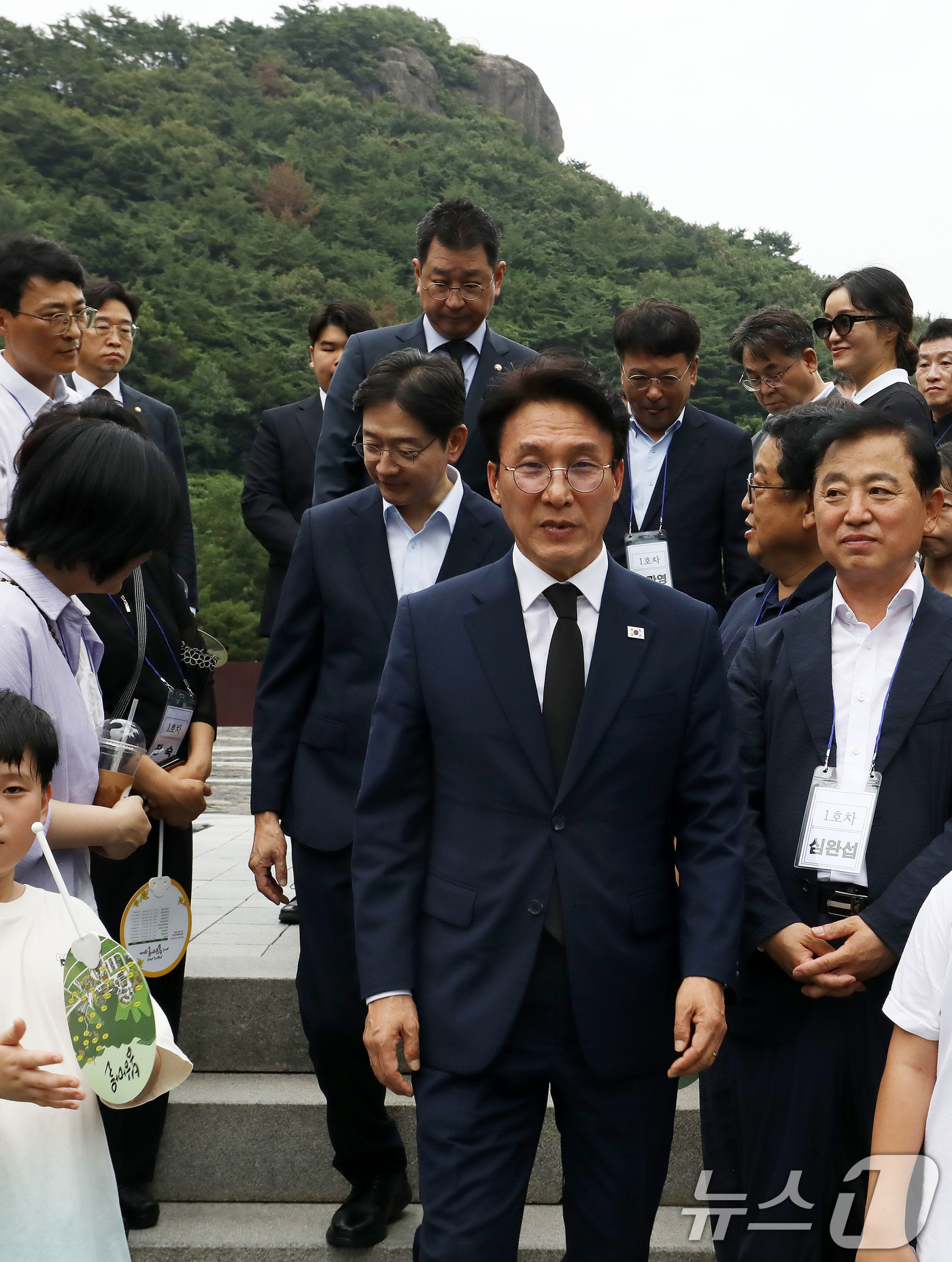 (김해=뉴스1) 윤일지 기자 = 더불어민주당 당대표 후보인 김민석 전 총리와 김경수 전 대통령 직속 지방시대위원회 위원장이 17일 경남 김해 진영읍 봉하마을을 찾아 고 노무현 전 …