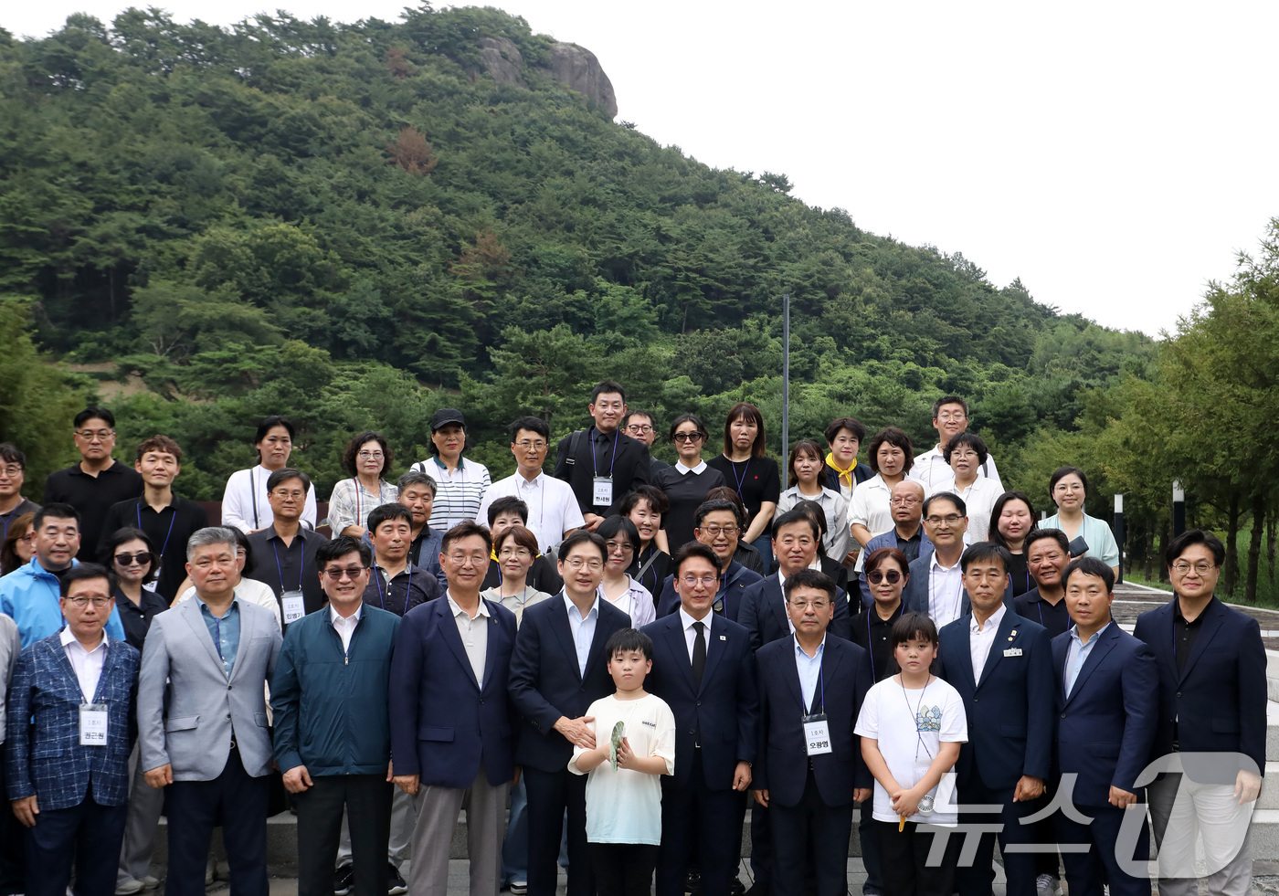 (김해=뉴스1) 윤일지 기자 = 더불어민주당 당대표 후보인 김민석 전 총리가 17일 경남 김해 진영읍 봉하마을을 찾아 고 노무현 전 대통령 묘역을 참배한 후 기념촬영을 하고 있다. …