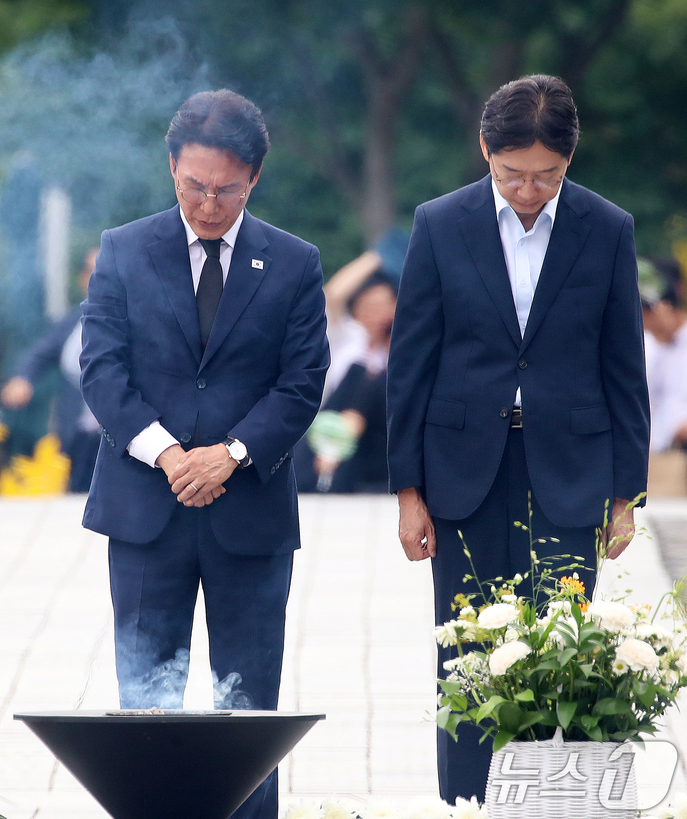 (김해=뉴스1) 윤일지 기자 = 더불어민주당 당대표 후보인 김민석 전 총리와 김경수 전 대통령 직속 지방시대위원회 위원장이 17일 경남 김해 진영읍 봉하마을을 찾아 고 노무현 전 …