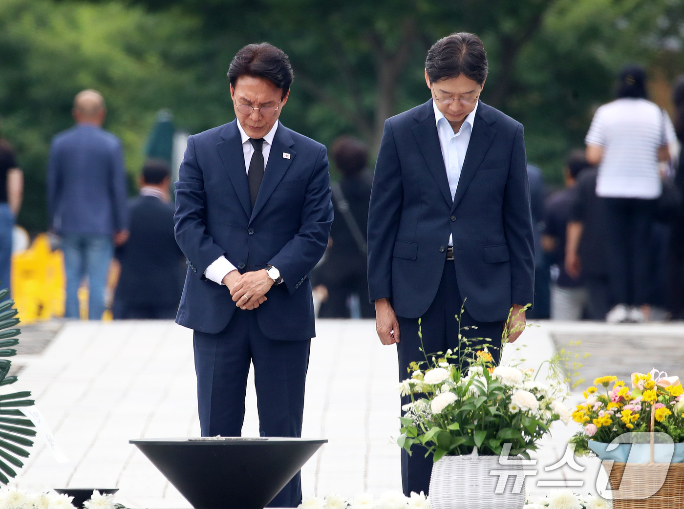 (김해=뉴스1) 윤일지 기자 = 더불어민주당 당대표 후보인 김민석 전 총리와 김경수 전 대통령 직속 지방시대위원회 위원장이 17일 경남 김해 진영읍 봉하마을을 찾아 고 노무현 전 …