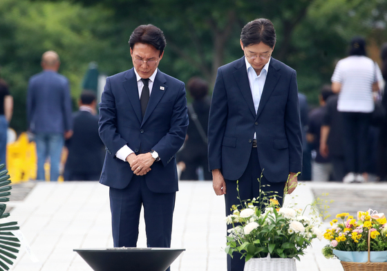 김민석·김경수, 고 노무현 전 대통령 묘역 참배