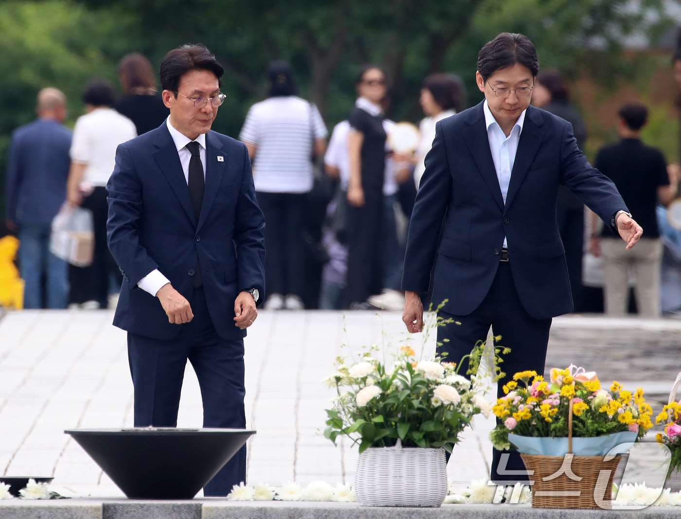 (김해=뉴스1) 윤일지 기자 = 더불어민주당 당대표 후보인 김민석 전 총리와 김경수 전 대통령 직속 지방시대위원회 위원장이 17일 경남 김해 진영읍 봉하마을을 찾아 고 노무현 전 …