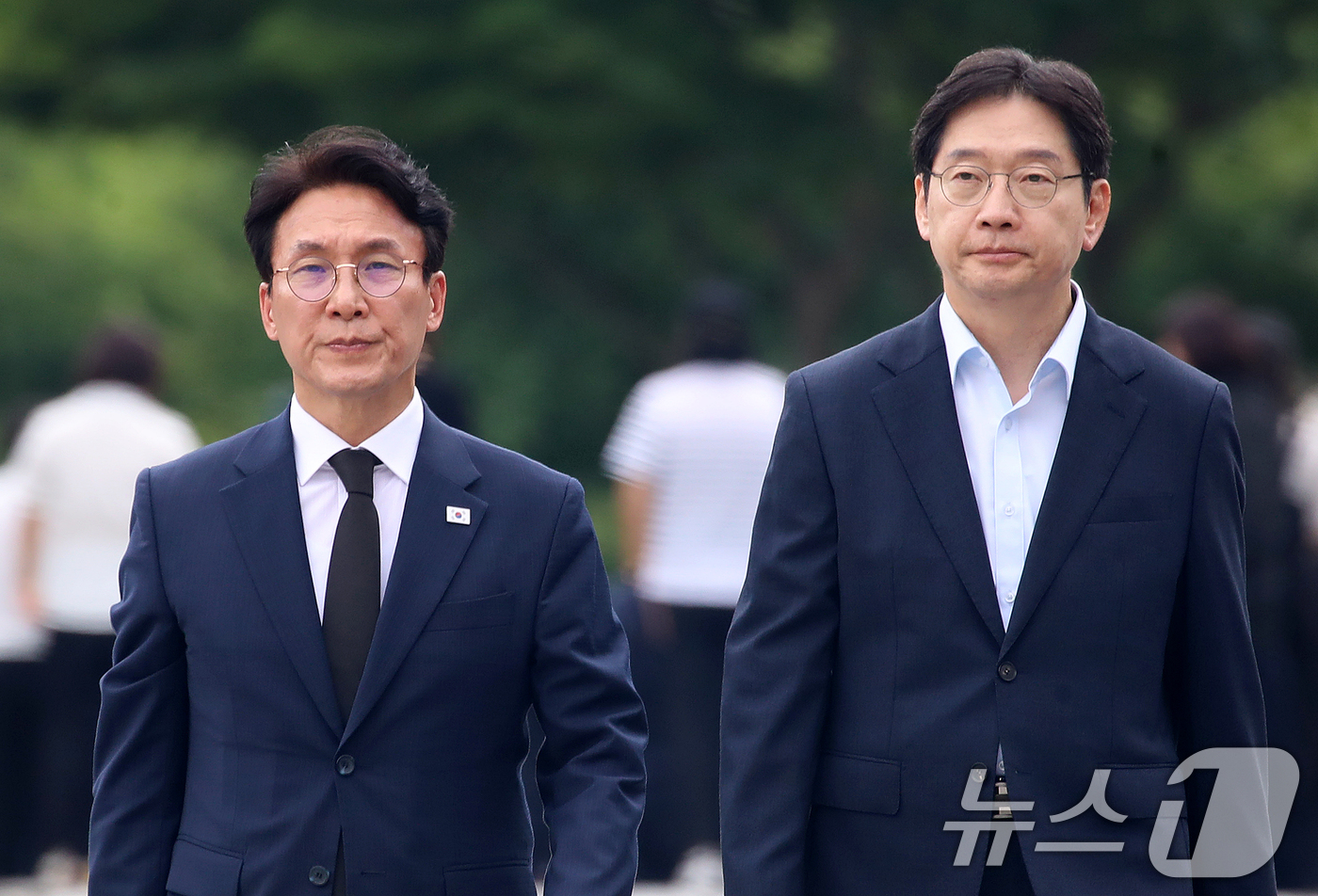 (김해=뉴스1) 윤일지 기자 = 더불어민주당 당대표 후보인 김민석 전 총리와 김경수 전 대통령 직속 지방시대위원회 위원장이 17일 경남 김해 진영읍 봉하마을을 찾아 고 노무현 전 …
